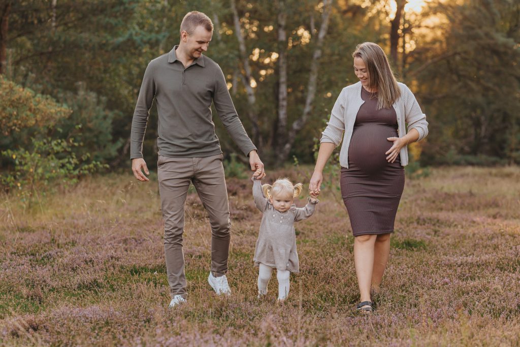 Familjefotografering i underbart höstväder med varma färger.