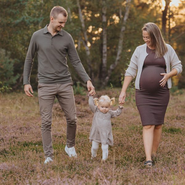 Familjefotografering i underbart höstväder med varma färger.