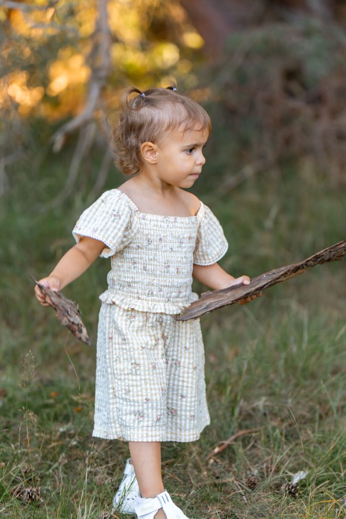 Barnfotografering utomhus med lekande barn i naturen – avslappnad och naturlig familjefotografering i Skåne