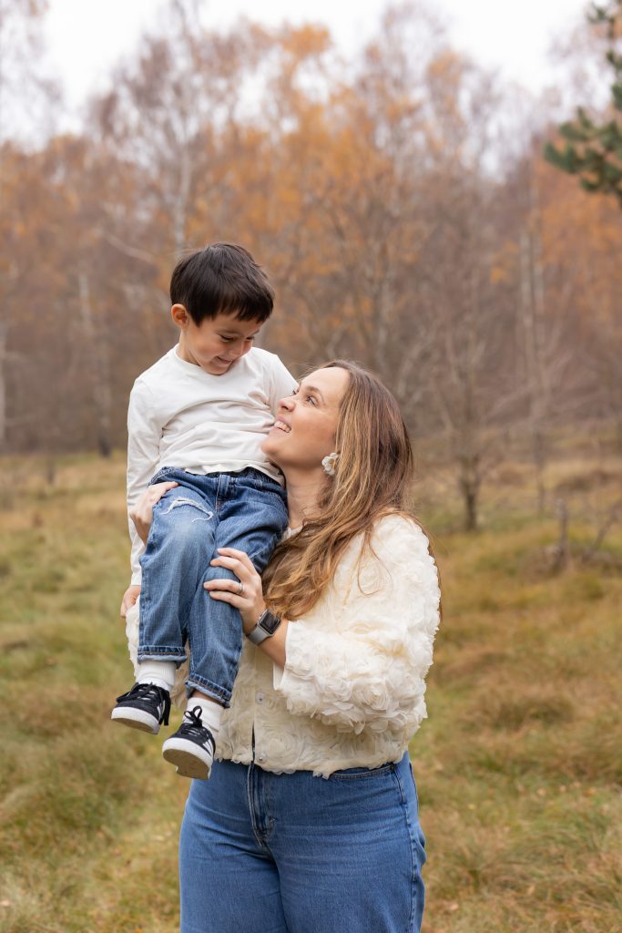 Familjefotografering utomhus med mamma och barn i naturen – lekfull och avslappnad familjefotografering i Skåne