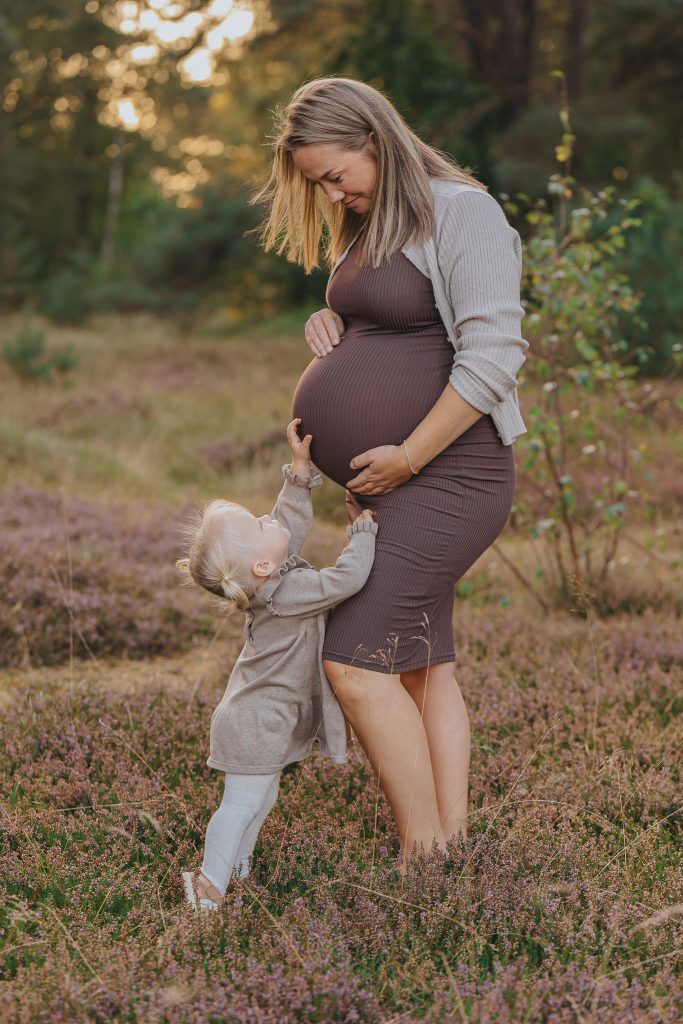Gravidfotografering utomhus med mamma och syskon i naturen – avslappnad familjefotografering i Skåne